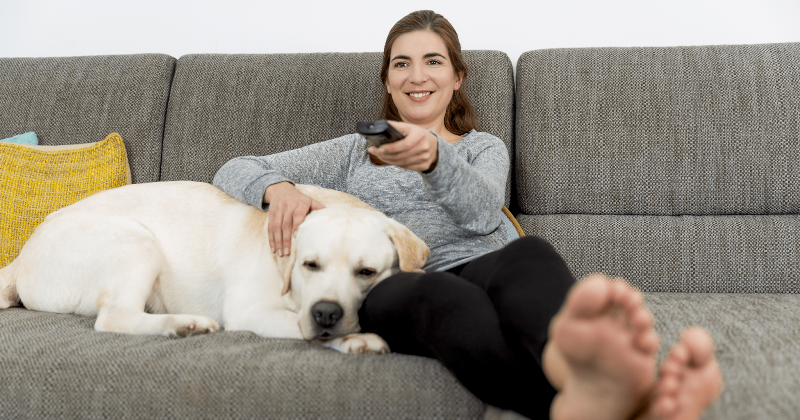 lady sat on sofa with yellow lab