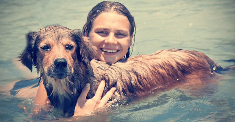 Schwimmen im Meer Frau mit Hund